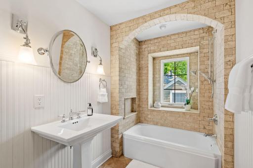 60-web-or-mls-219 Chicago Ave-60.jpg