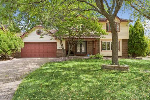 Welcome to 1836 Prior Ave and executive two story in the prime location close to parks, shopping and highway access.