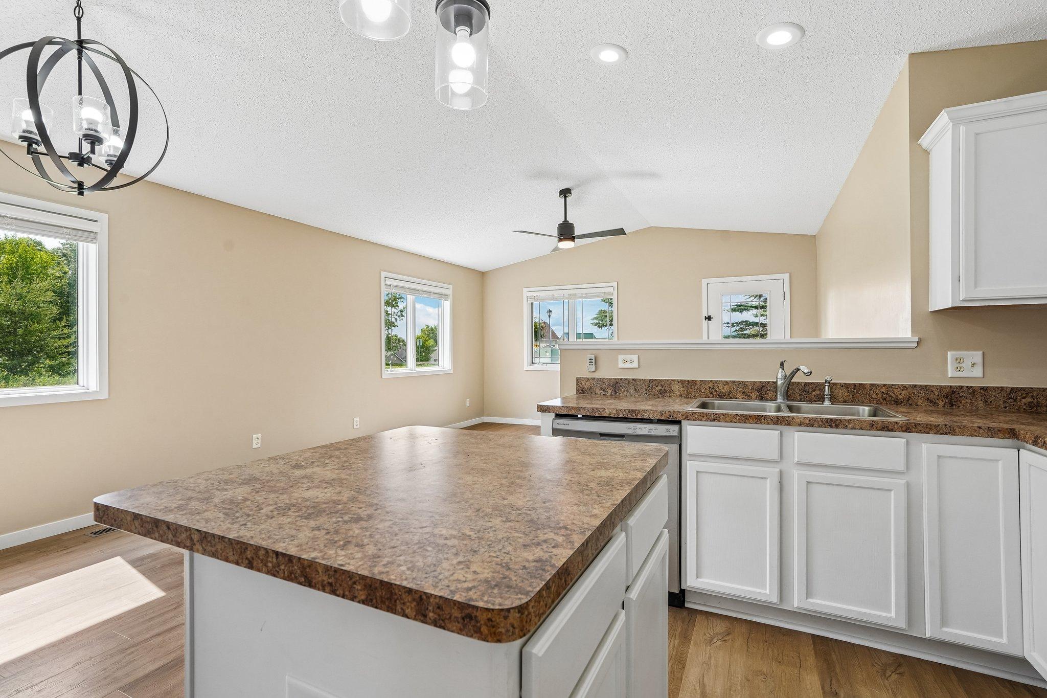 15-web-or-mls-Prairie Ln-S2206-015.jpg