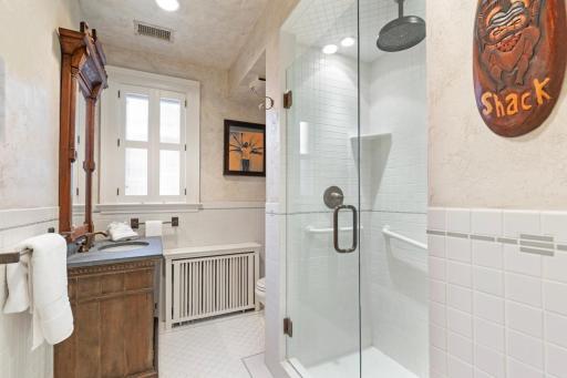2427 E Lake Of The Isles Parkway, Minneapolis, MN 55405