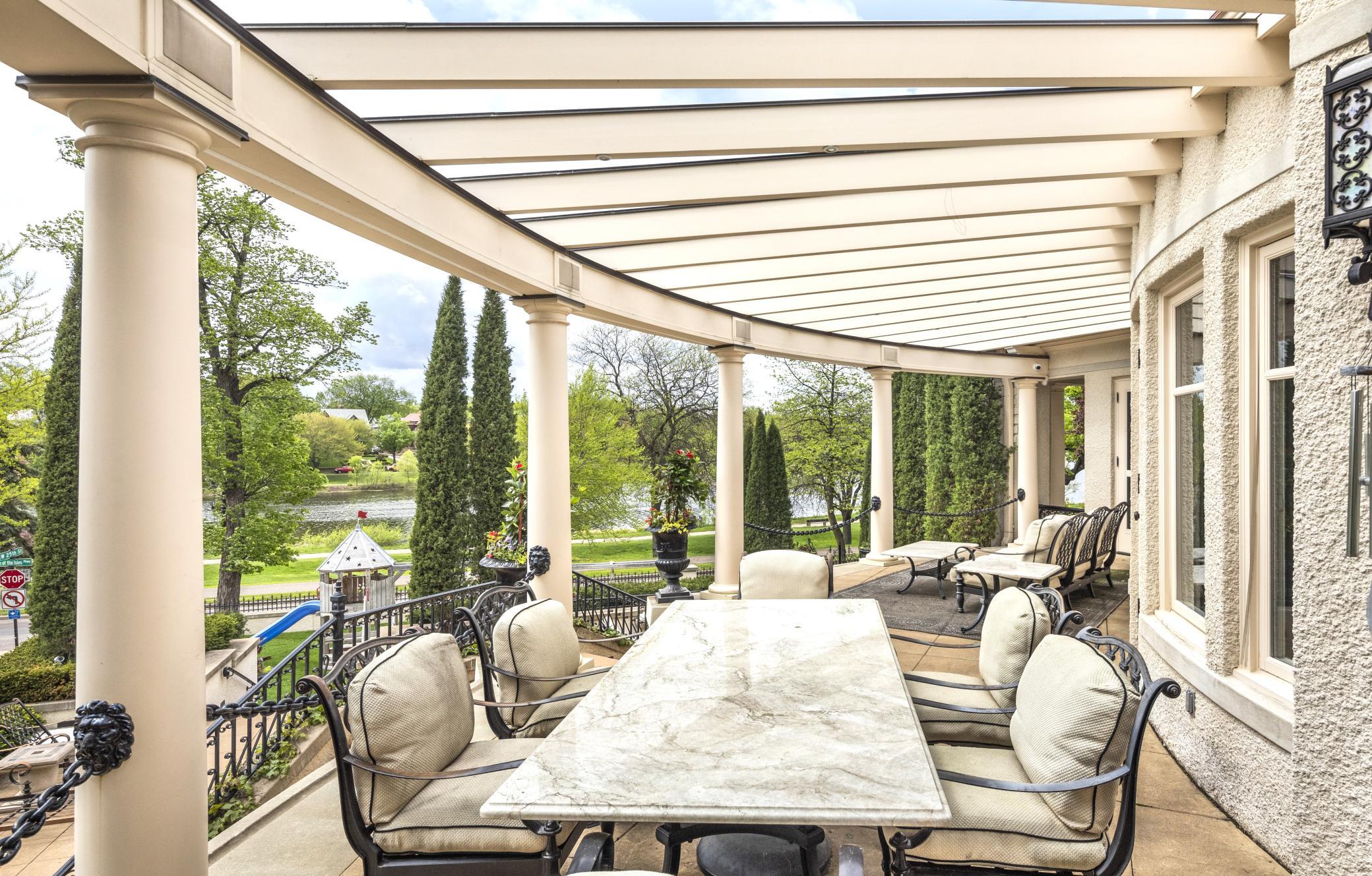 Extensive Outdoor Spaces