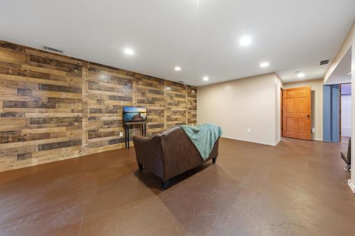 33 family room_lower.jpg