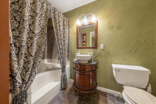 25 main bathroom.jpg