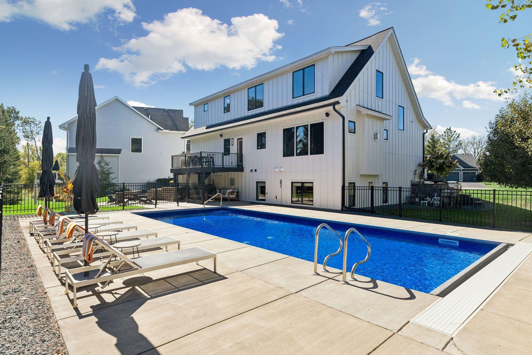 Enjoy the sport pool ideal for playing volleyball and other pool games