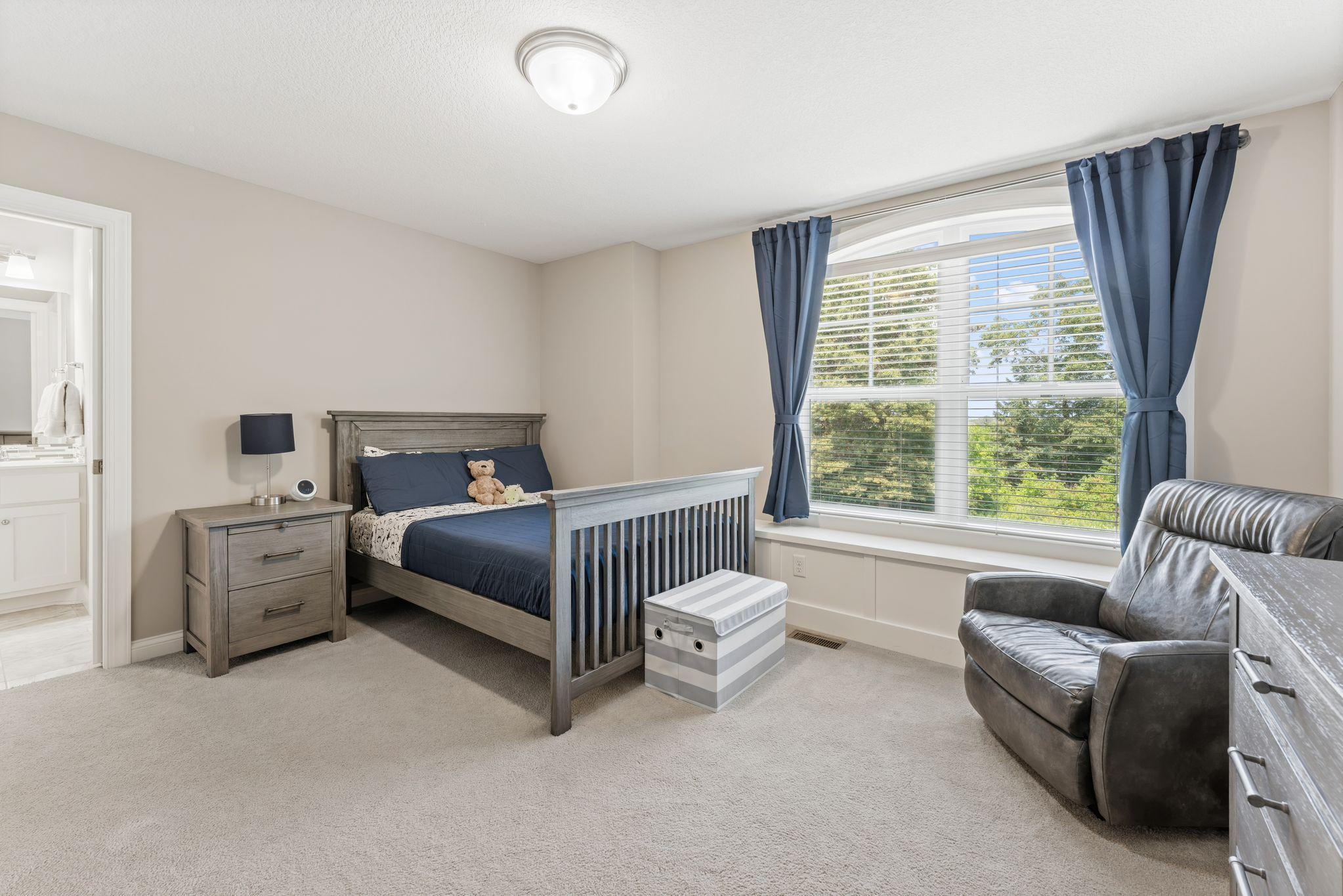 27 Bed 4 to Jack & Jill Bath.jpg