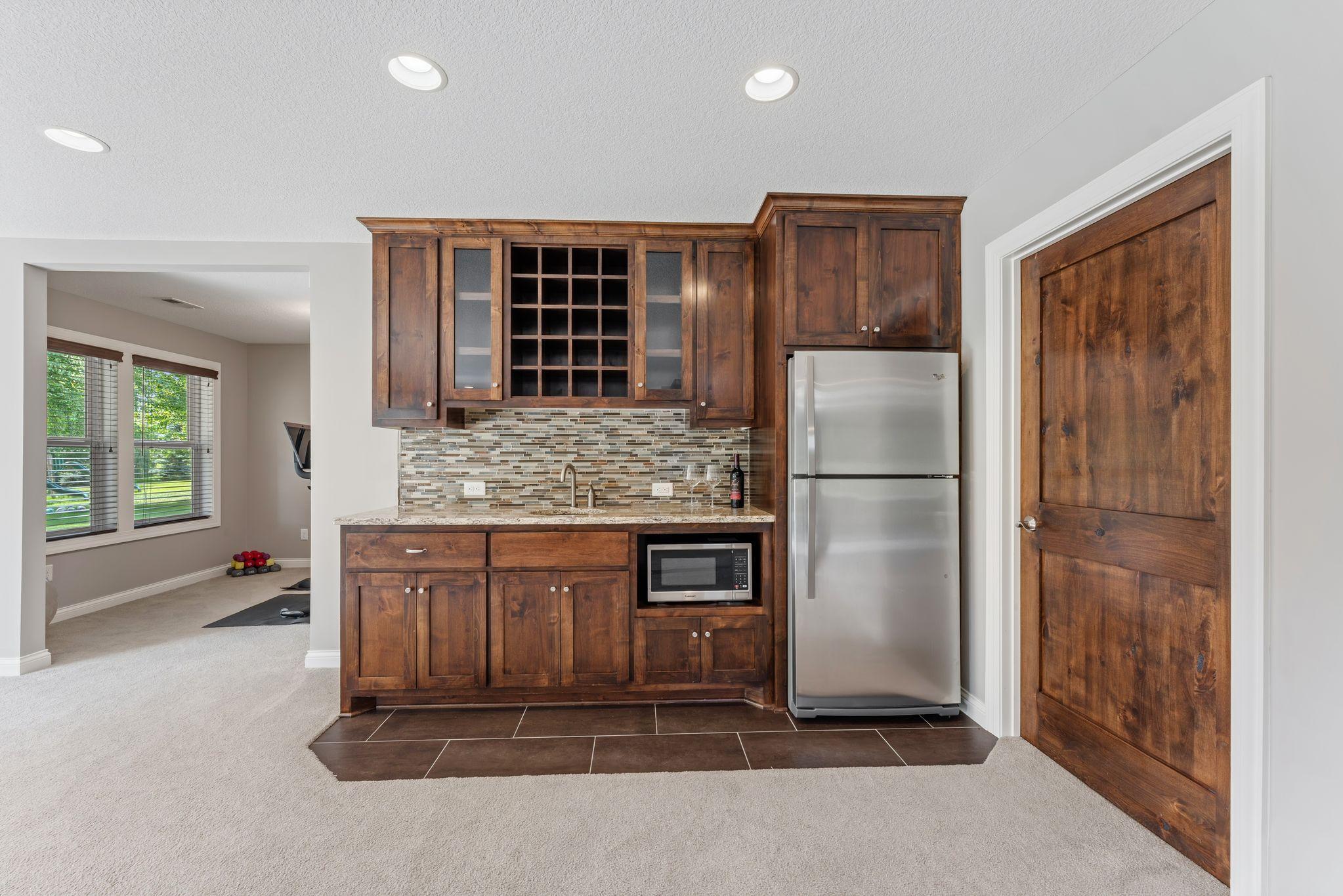 29 Lower Level Wet Bar.jpg