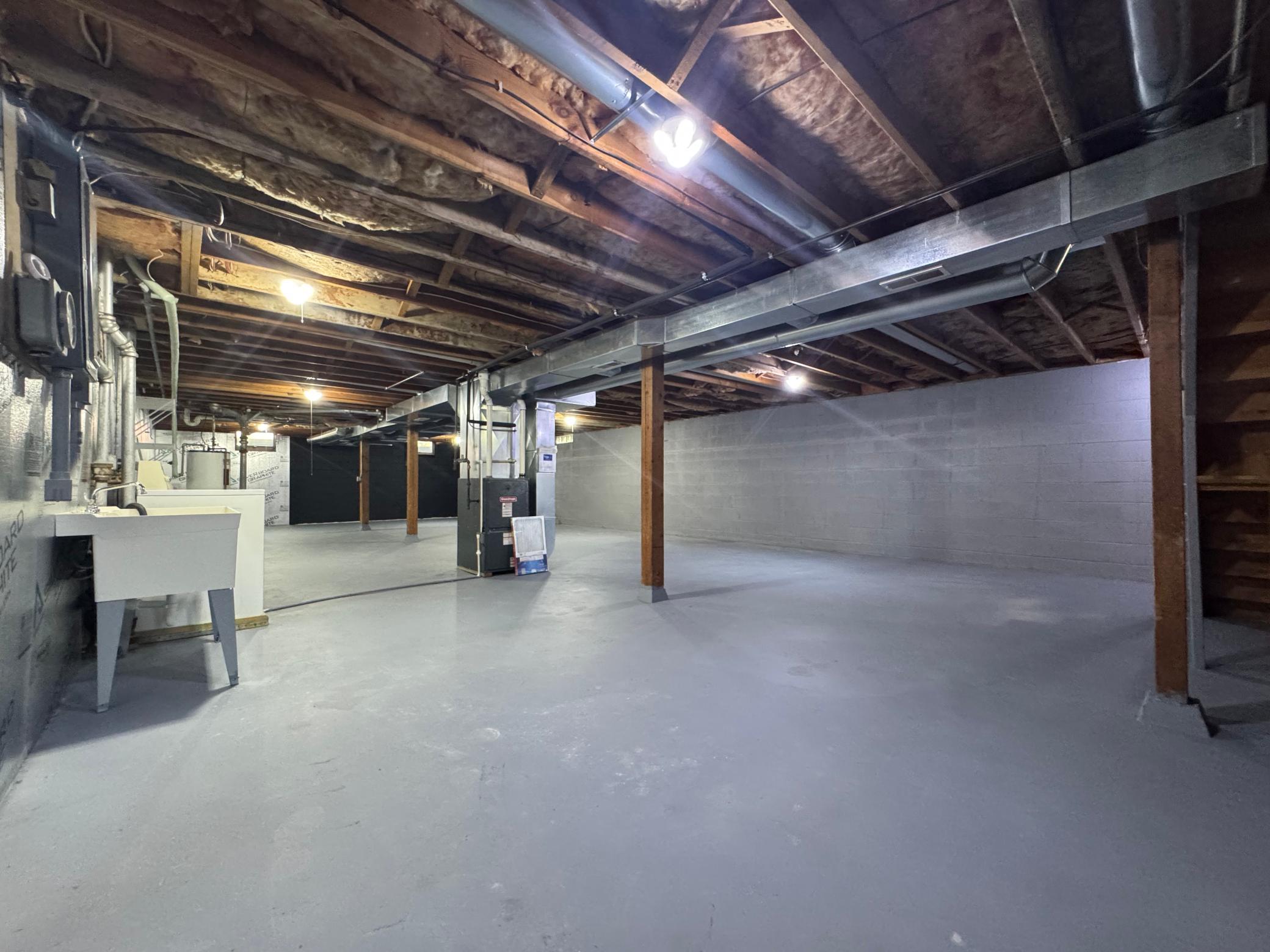 full basement that clean and dry