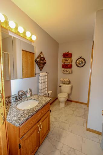 Upper Level Full Bath.jpg