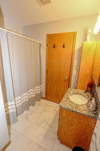 Upper Level Full Bath.jpg