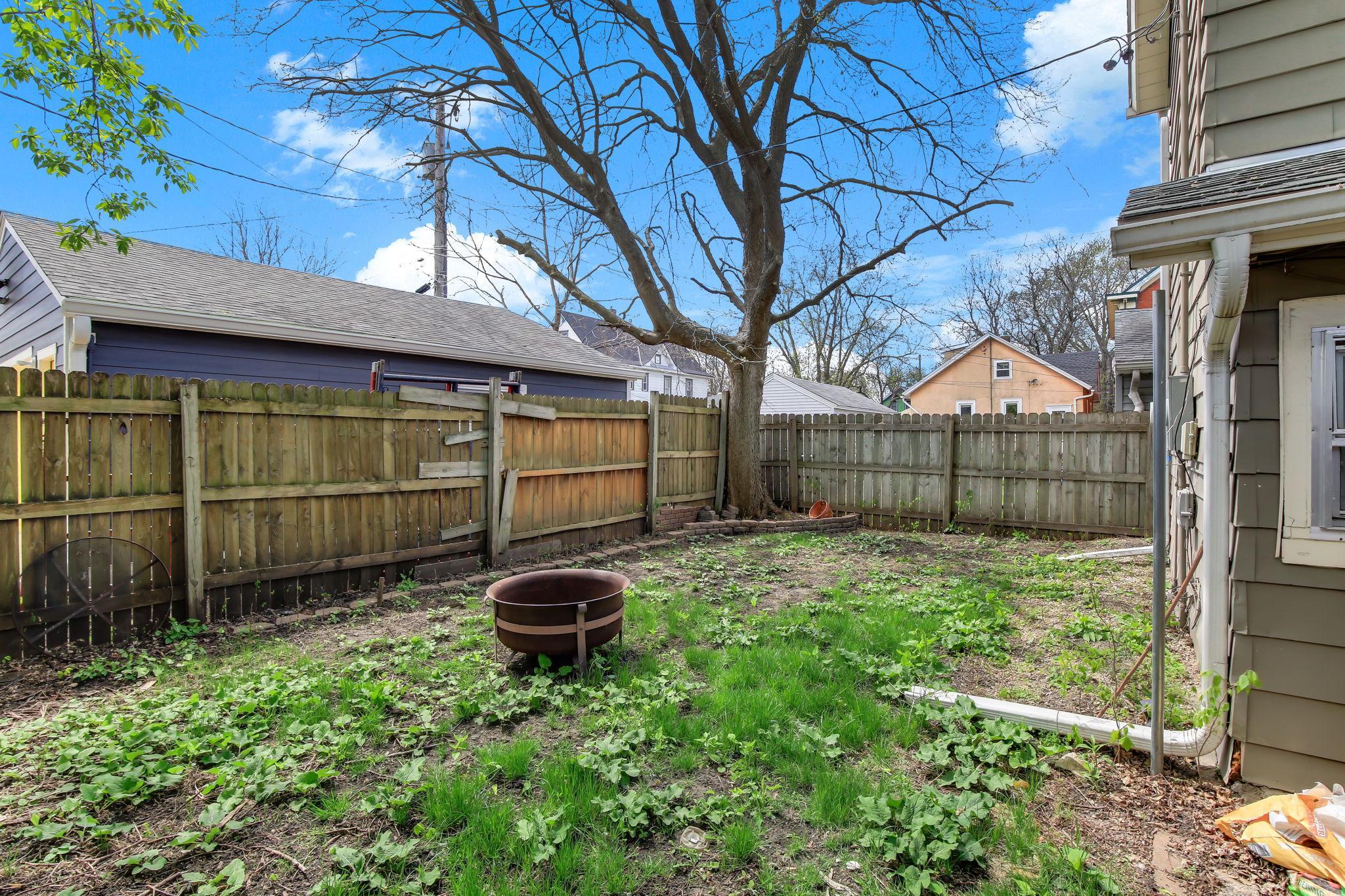 Fire pit, mature trees, level lot
