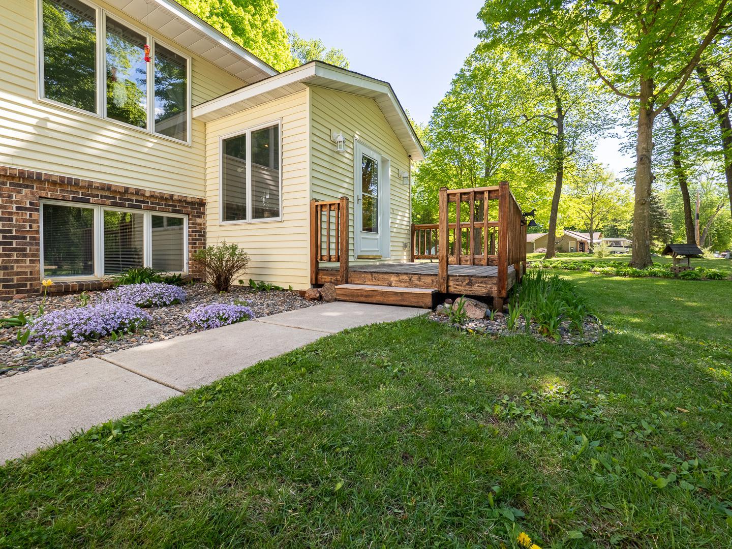 South facing entry to spacious foyer.