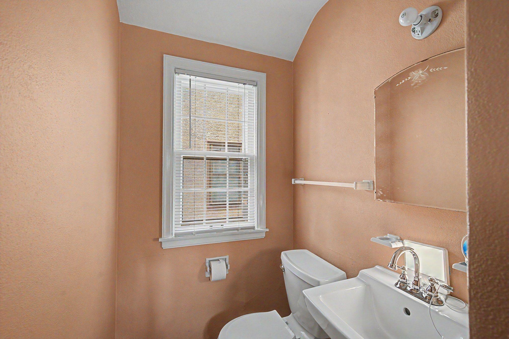 Main level 1/2 bathroom