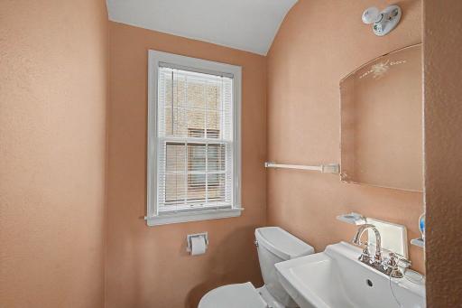 Main level 1/2 bathroom