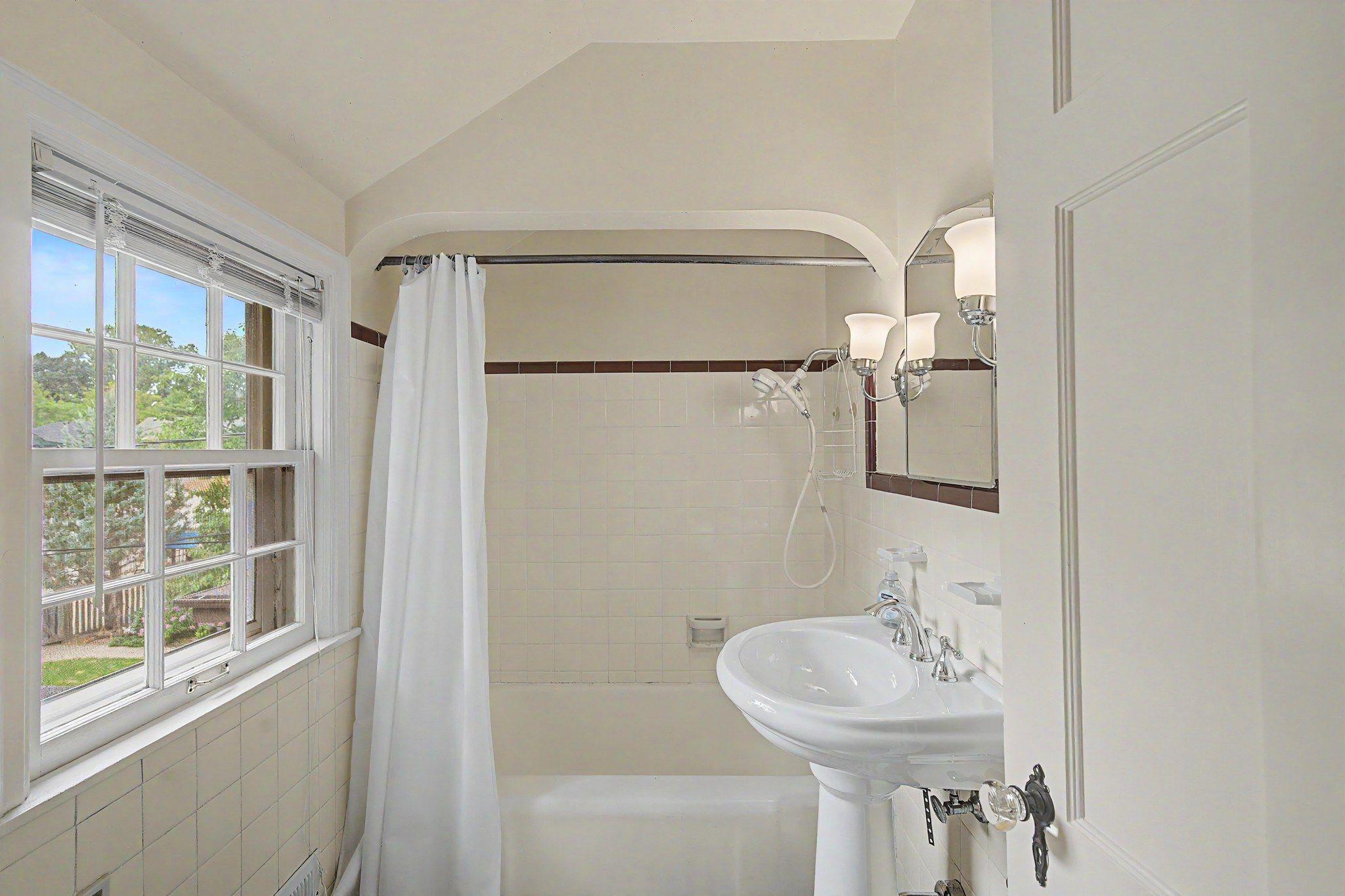 2nd floor full bathroom