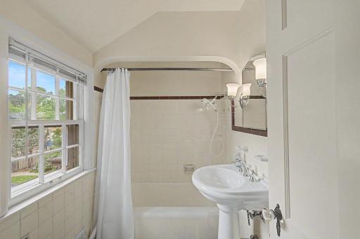 2nd floor full bathroom