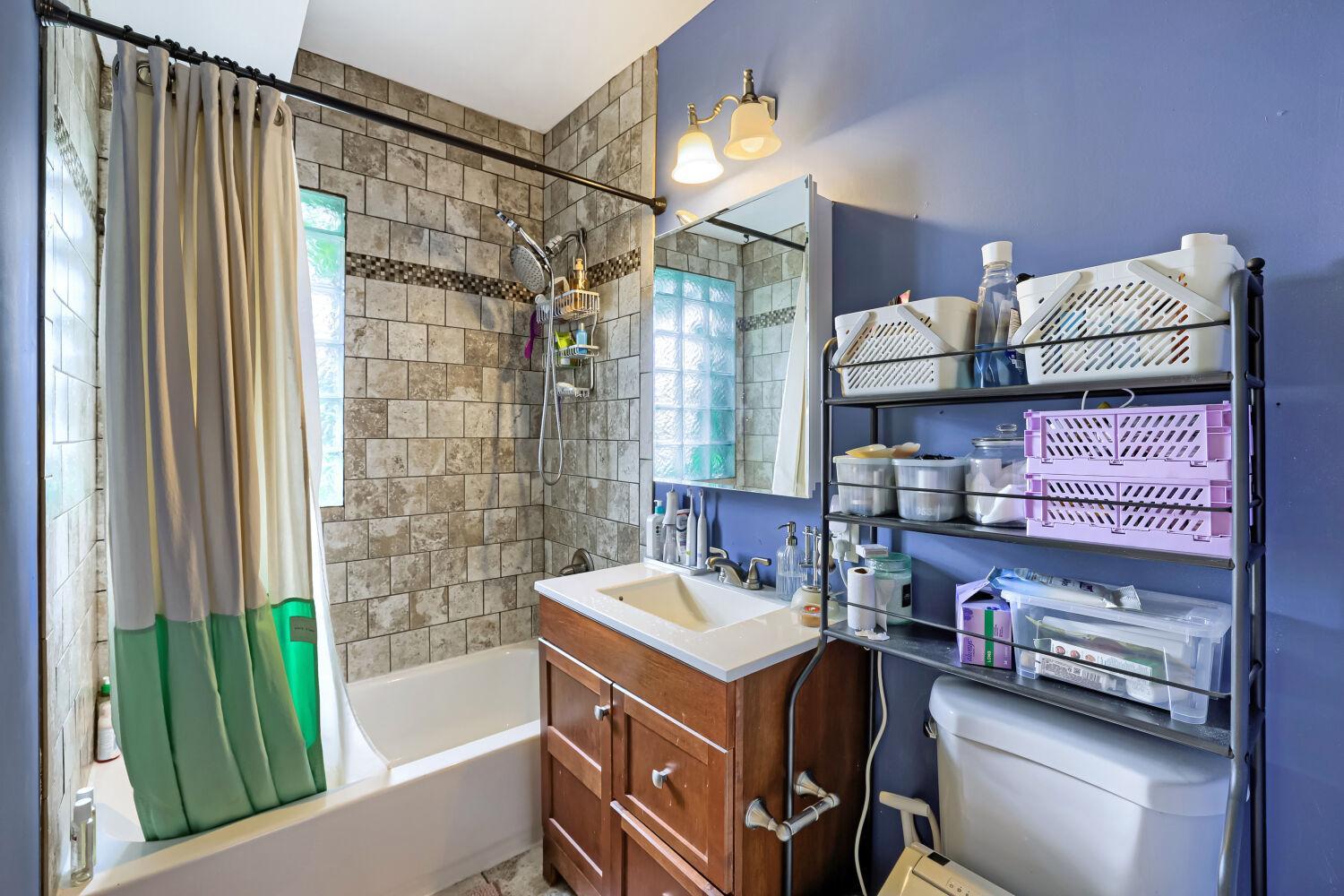 3622 Longfellow Ave - Web Quality - 028 - 28 Bathroom.jpg