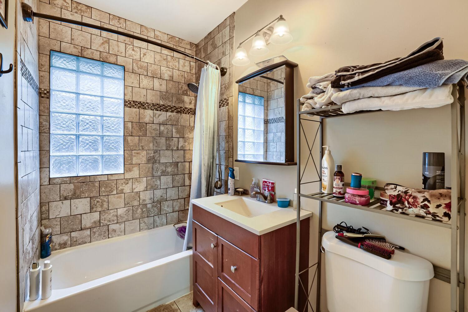 3622 Longfellow Ave - Web Quality - 027 - 27 Bathroom.jpg