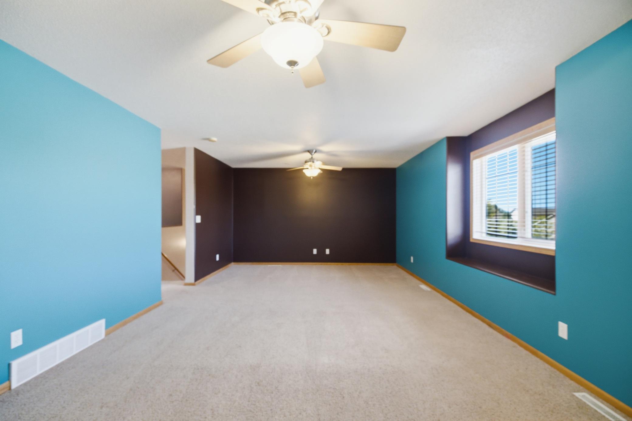 Family Room w/ ceiling fans, window niche