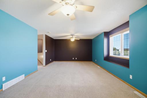 Family Room w/ ceiling fans, window niche