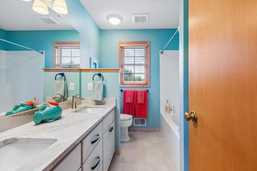 8906 Almquist Way, Inver Grove Heights, MN 55077