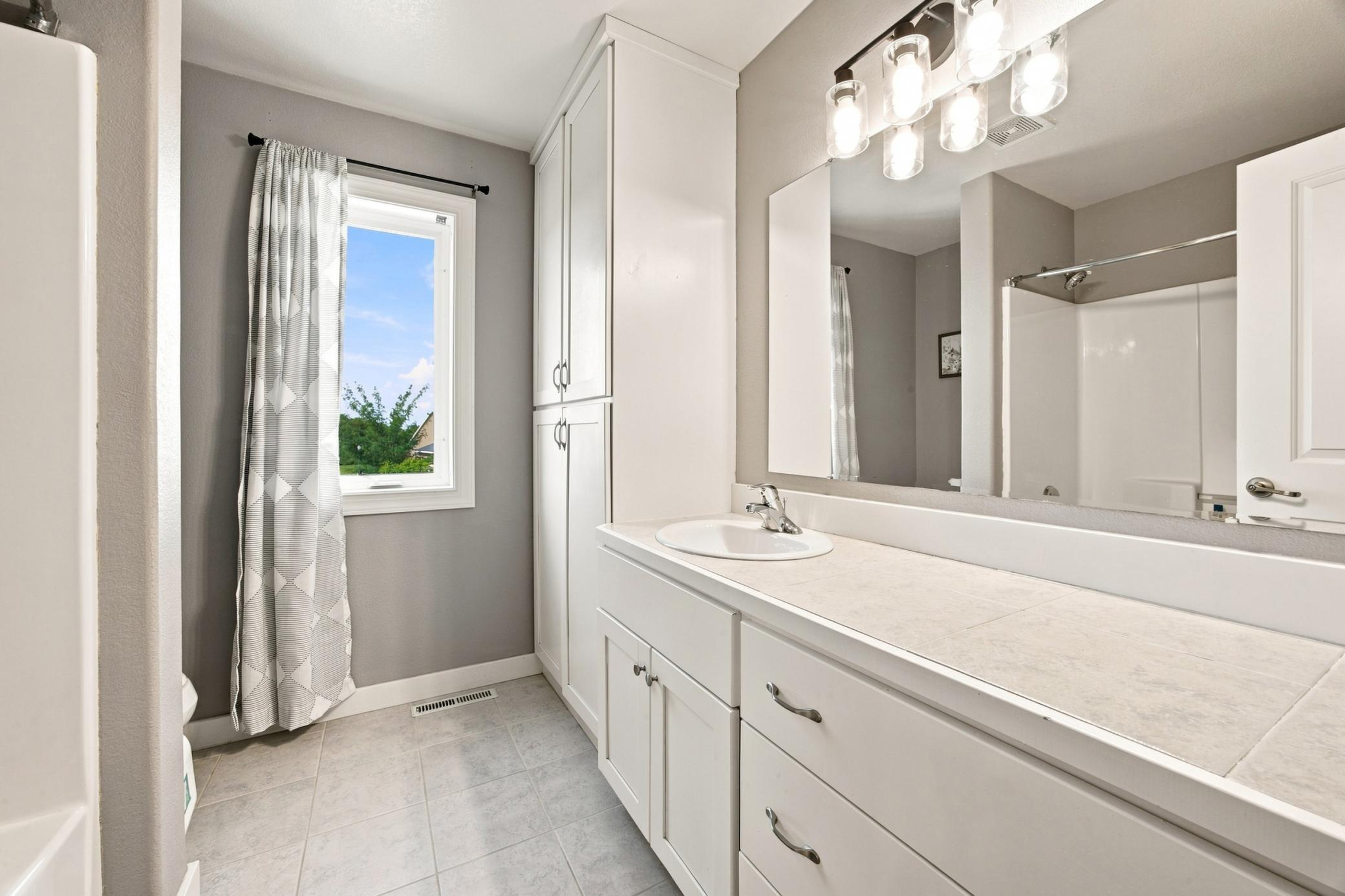 Upper Level Full Bath