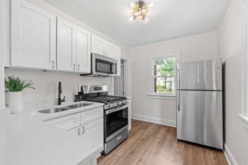 16-web-or-mls-4214 N Vincent Ave-16.jpg
