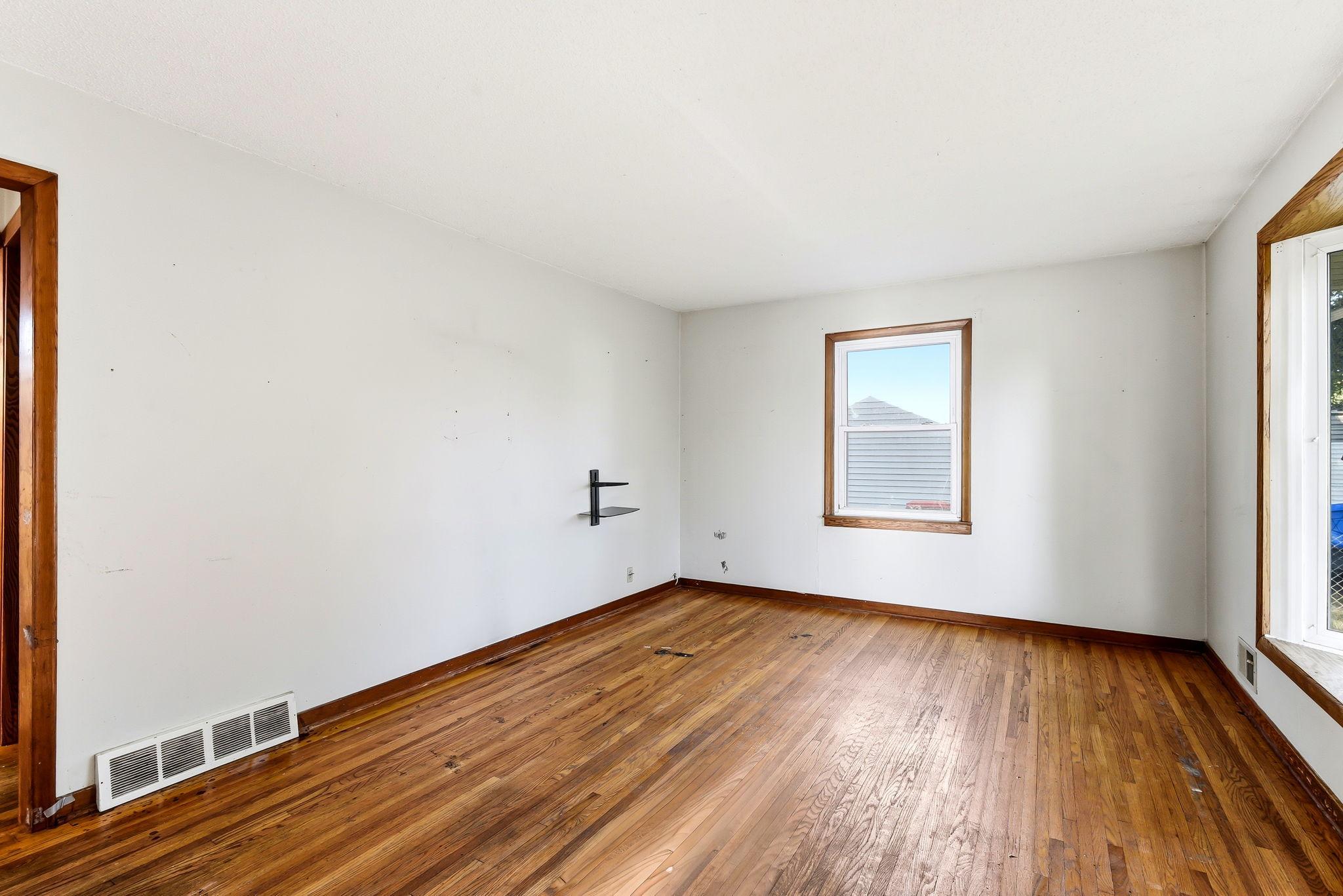 6-web-or-mls-548-82nd-Ave-NE-06.jpg