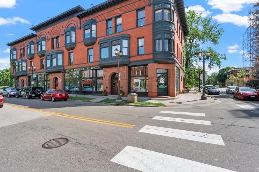 Dinner at some of your St Paul favorites are just a short walk away including coffee, restaurants and more.