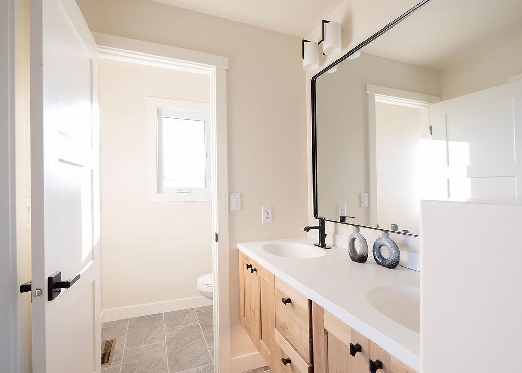 Primary En Suite 3/4 Bathroom