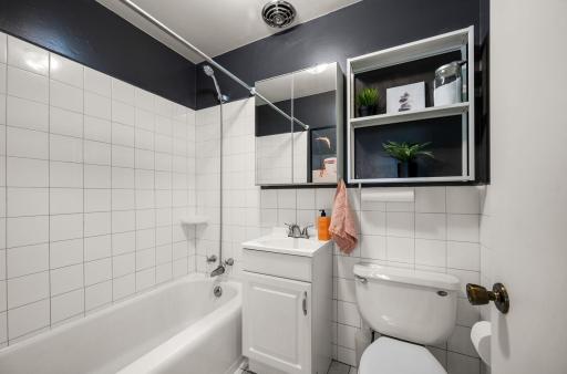 Main floor full bathroom