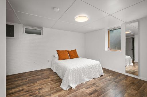 Lower level ensuite with 3/4 bath.