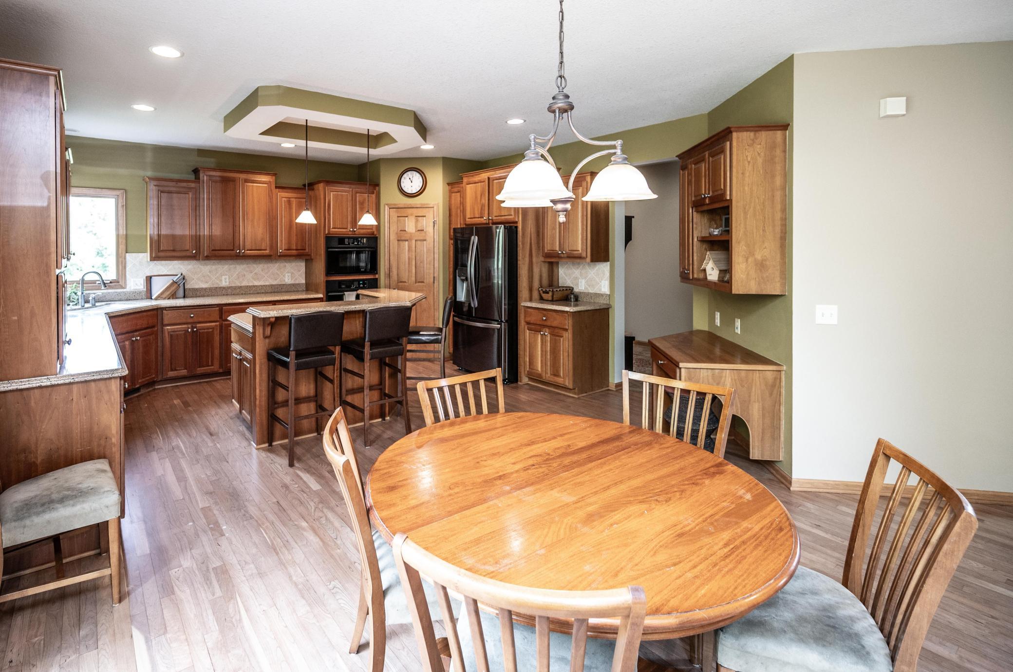 025-061-KitchenEating Area-4200x2788.jpg