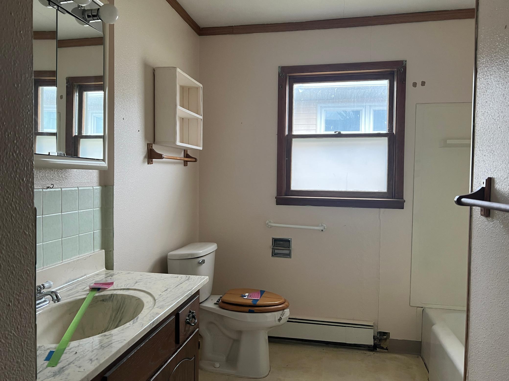 10 bathroom.JPG