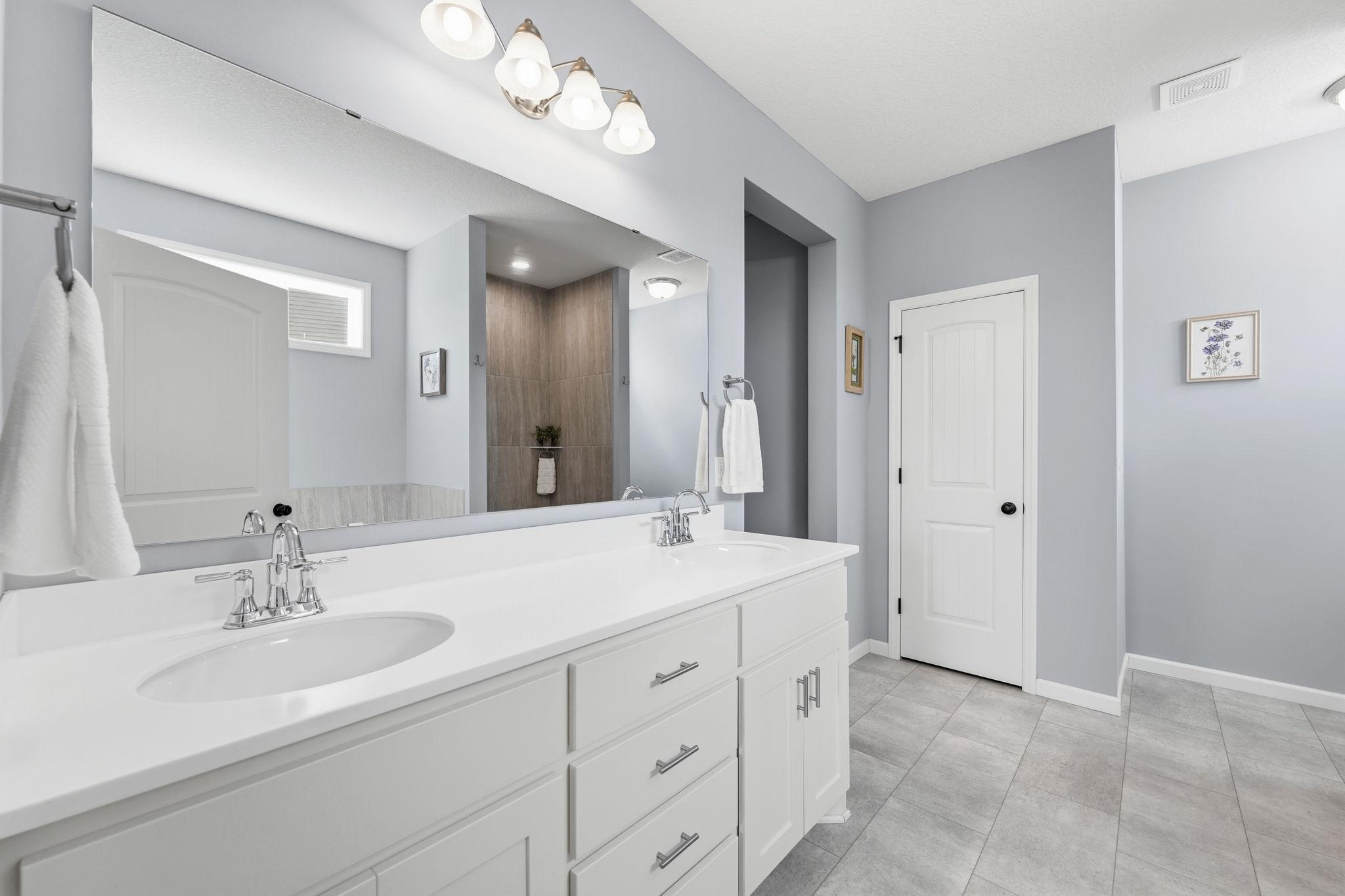 Primary bath with dual vanity sinks