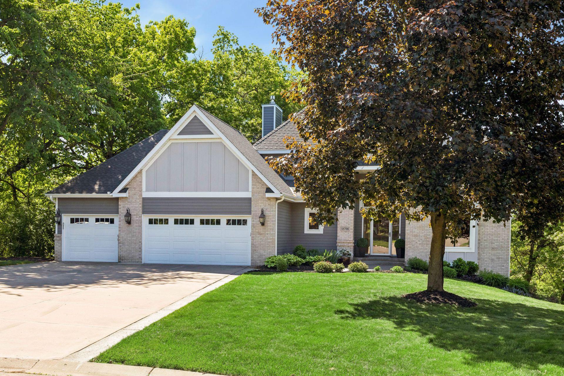 Let's check the boxes: mature neighborhood ? cul-de-sac ? lakefront ? over an acre ? close to everything ?. Yes, this one really does have it all.