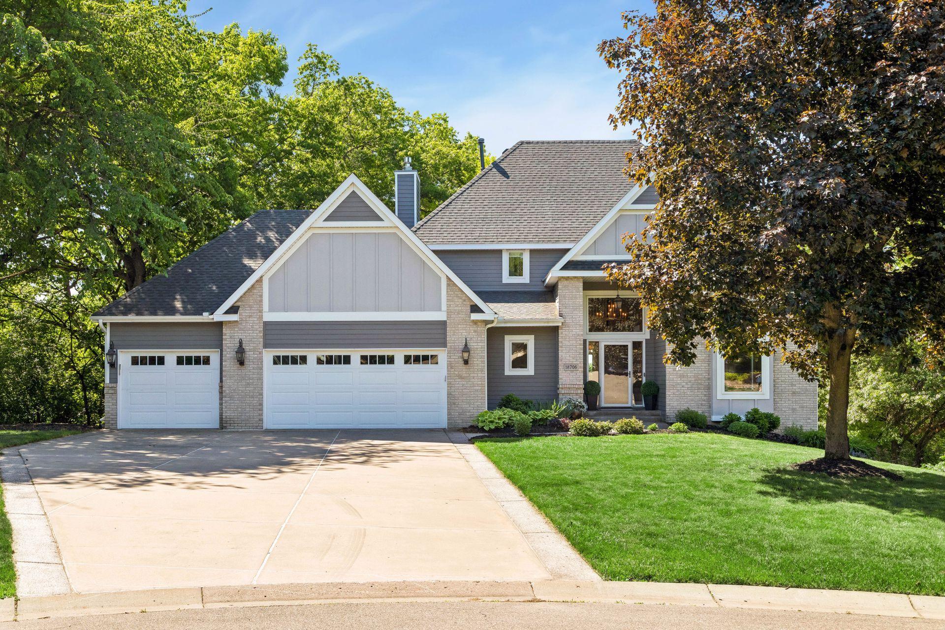 Let's check the boxes: mature neighborhood ? cul-de-sac ? lakefront ? over an acre ? close to everything ?. Yes, this one really does have it all.