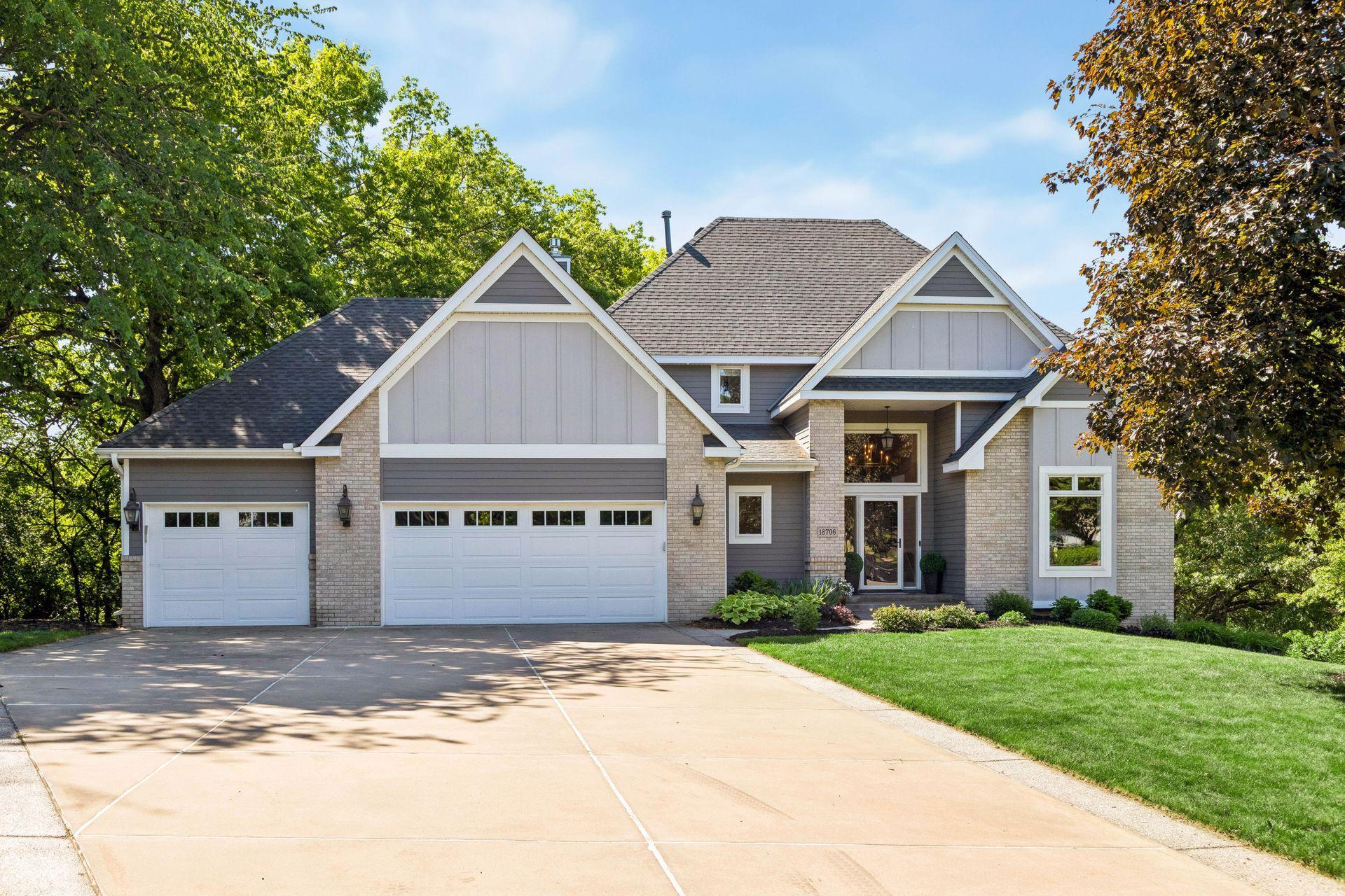 Let's check the boxes: mature neighborhood ? cul-de-sac ? lakefront ? over an acre ? close to everything ?. Yes, this one really does have it all.