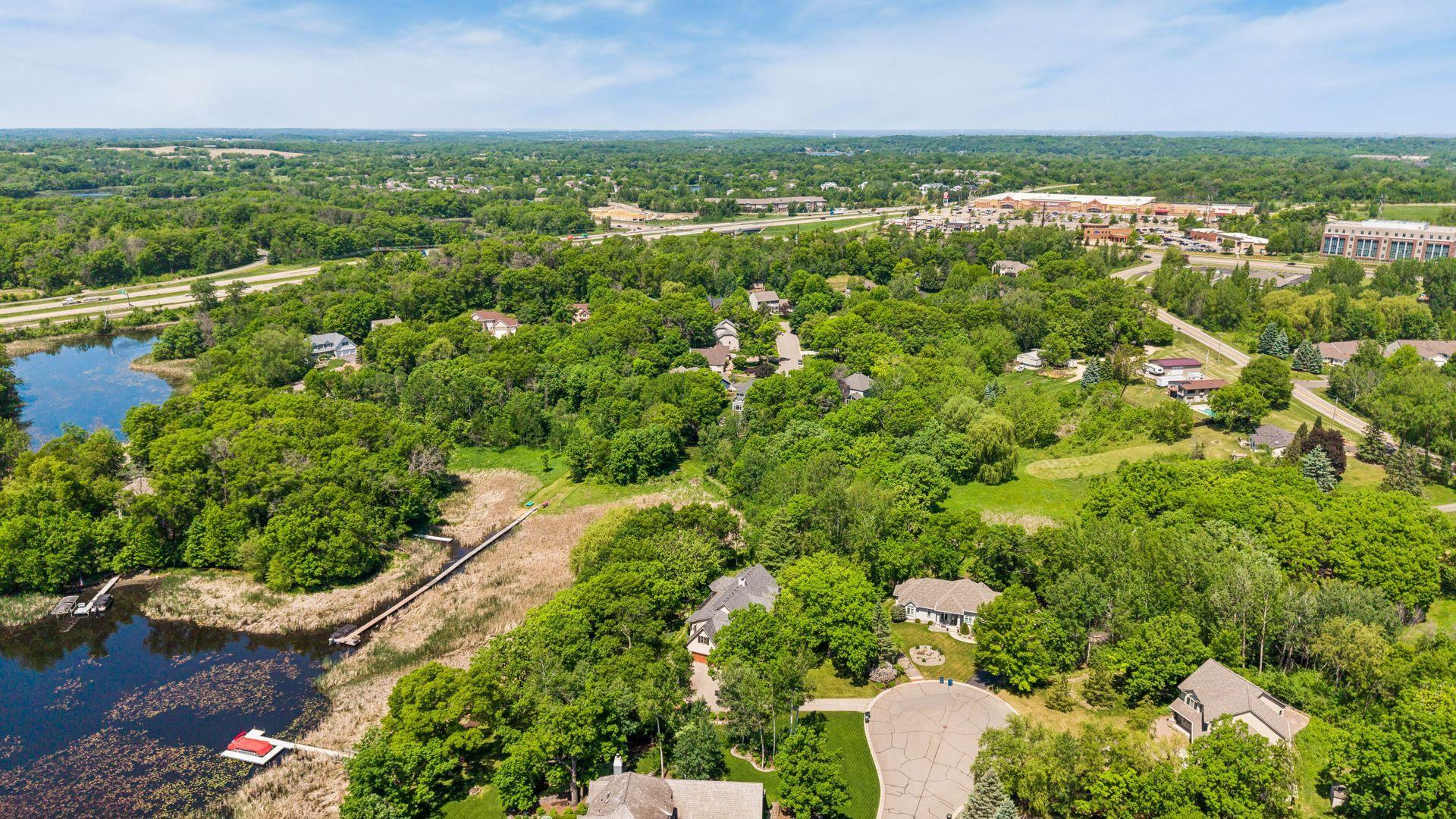 Let's check the boxes: mature neighborhood ? cul-de-sac ? lakefront ? over an acre ? close to everything ?. Yes, this one really does have it all.