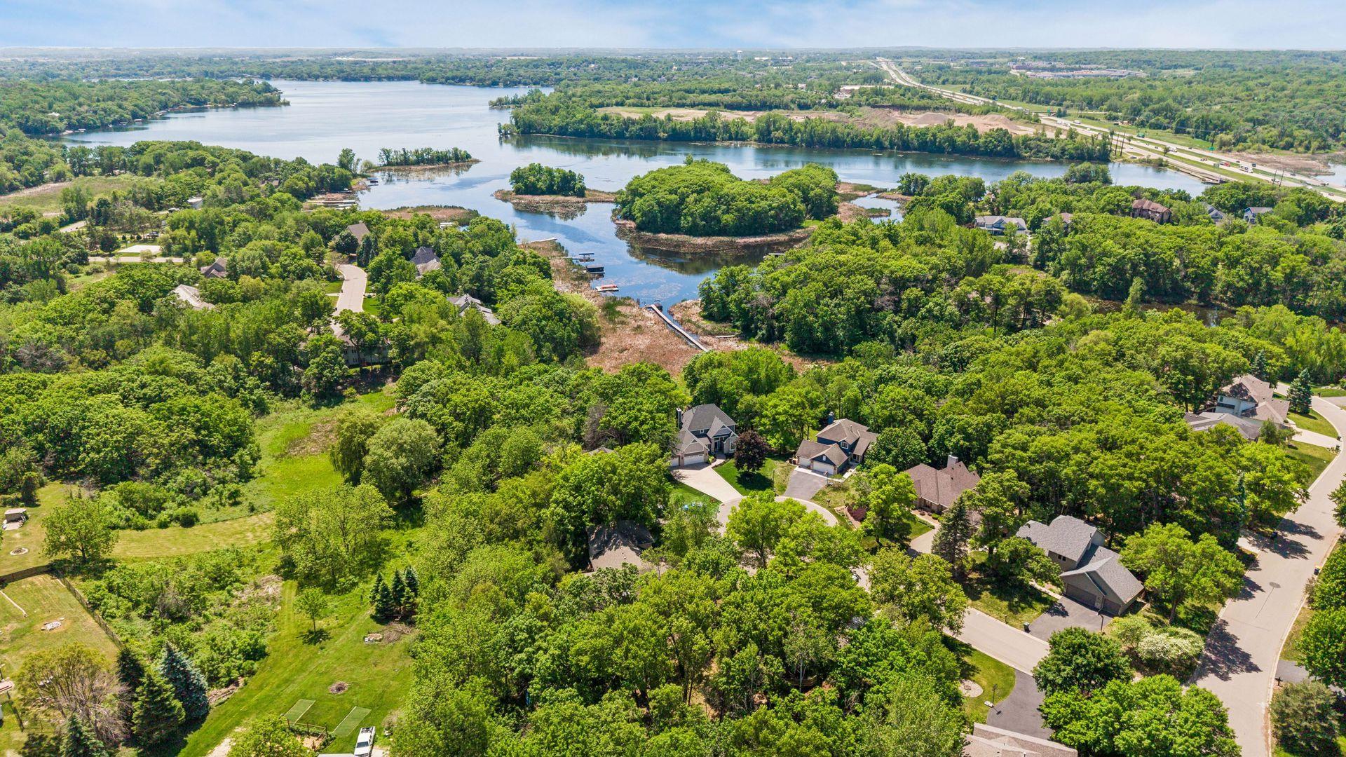 Let's check the boxes: mature neighborhood ? cul-de-sac ? lakefront ? over an acre ? close to everything ?. Yes, this one really does have it all.
