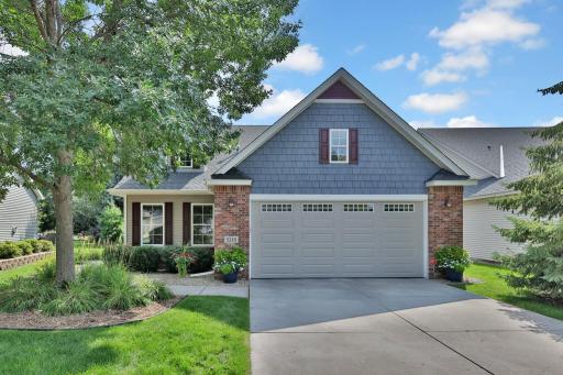 Welcome home to this bright and spacious detached townhome!