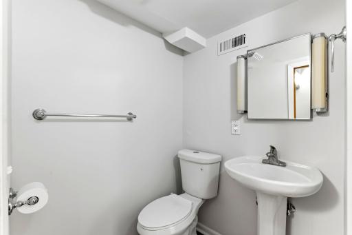 LL bath with pedastal sink