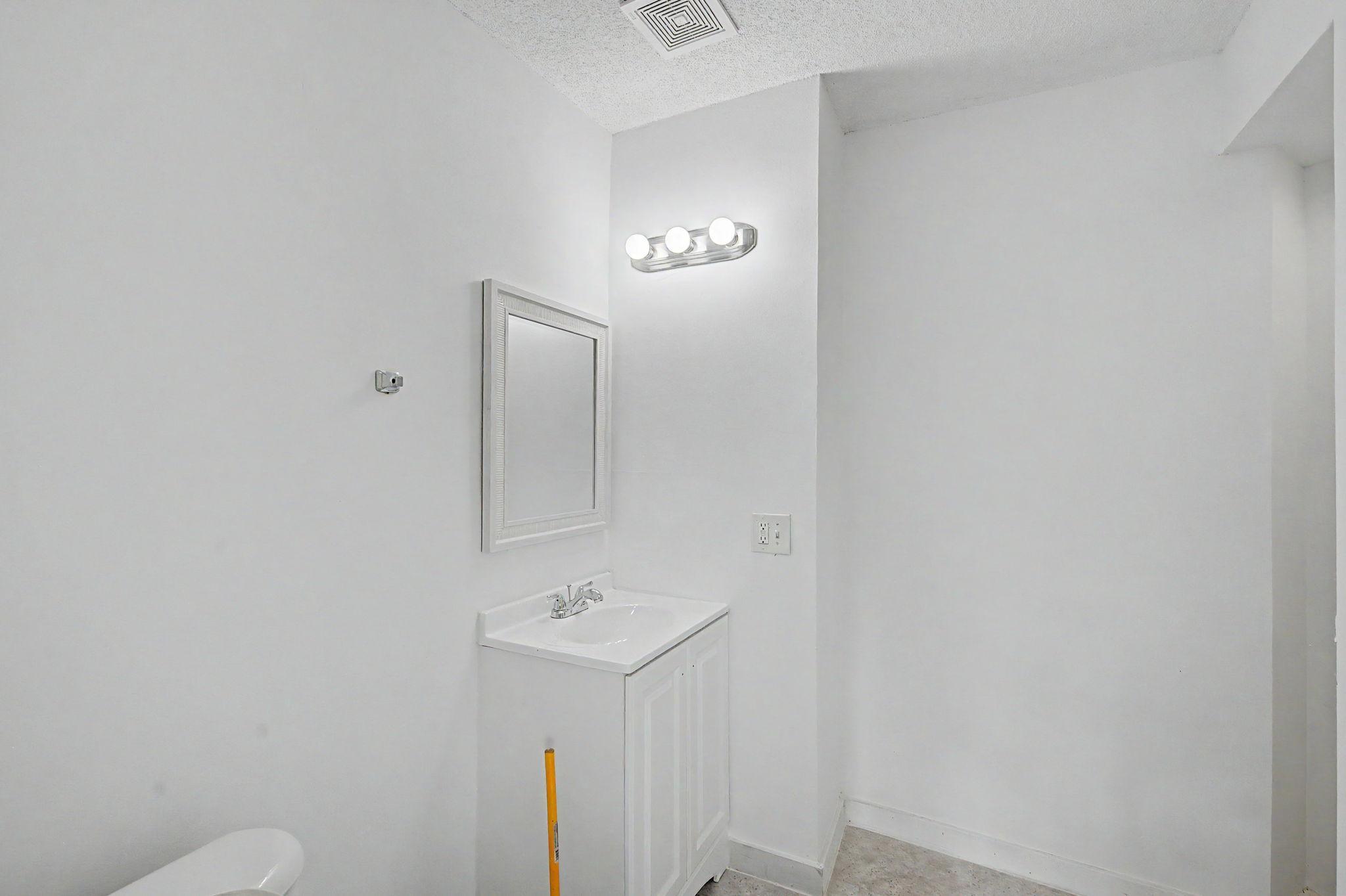 2nd floor full bathroom