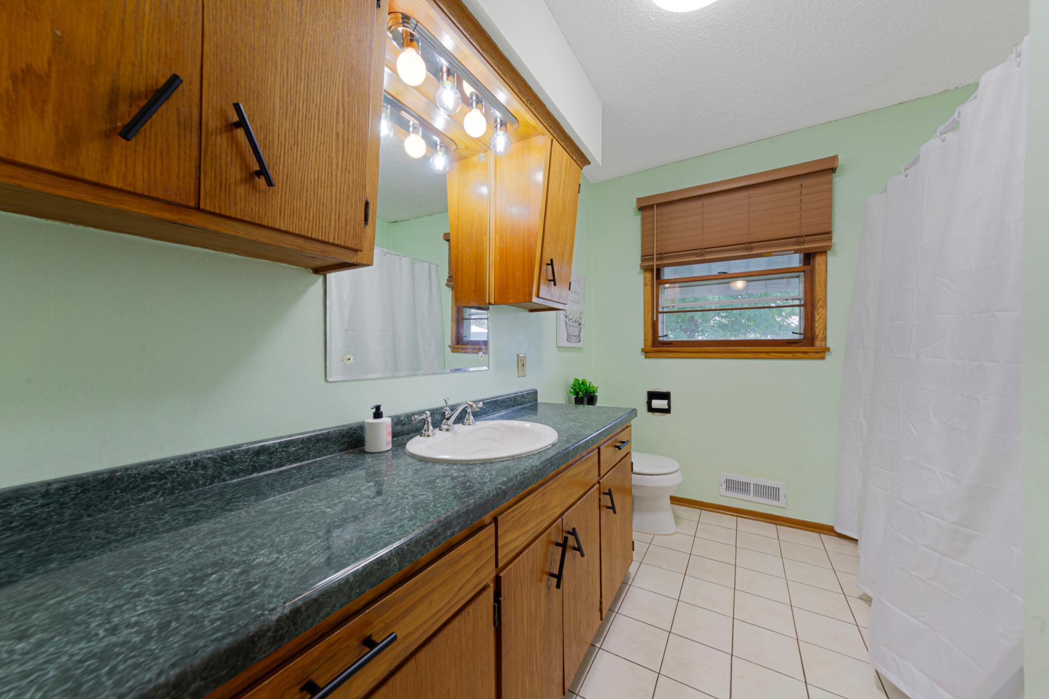 25 bathroom.jpg