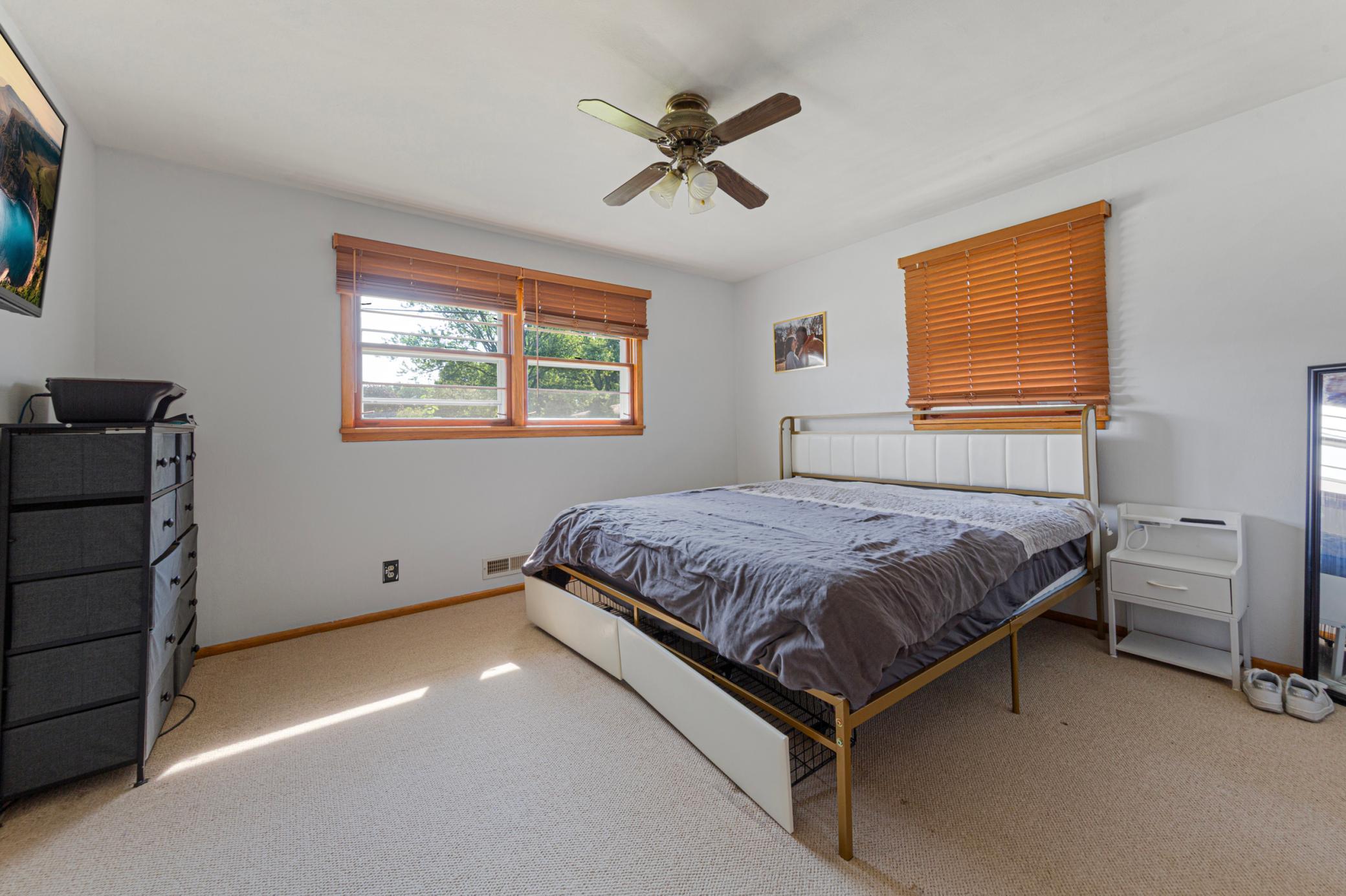 28 main bedroom.jpg