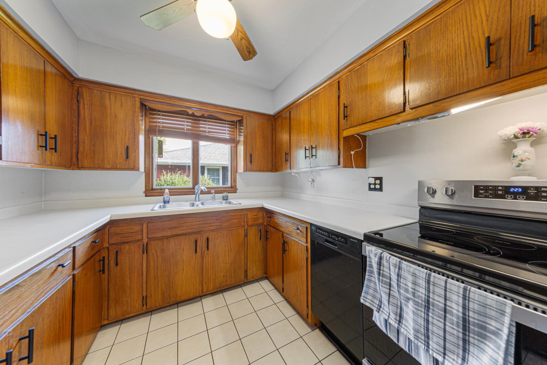18 kitchen.jpg