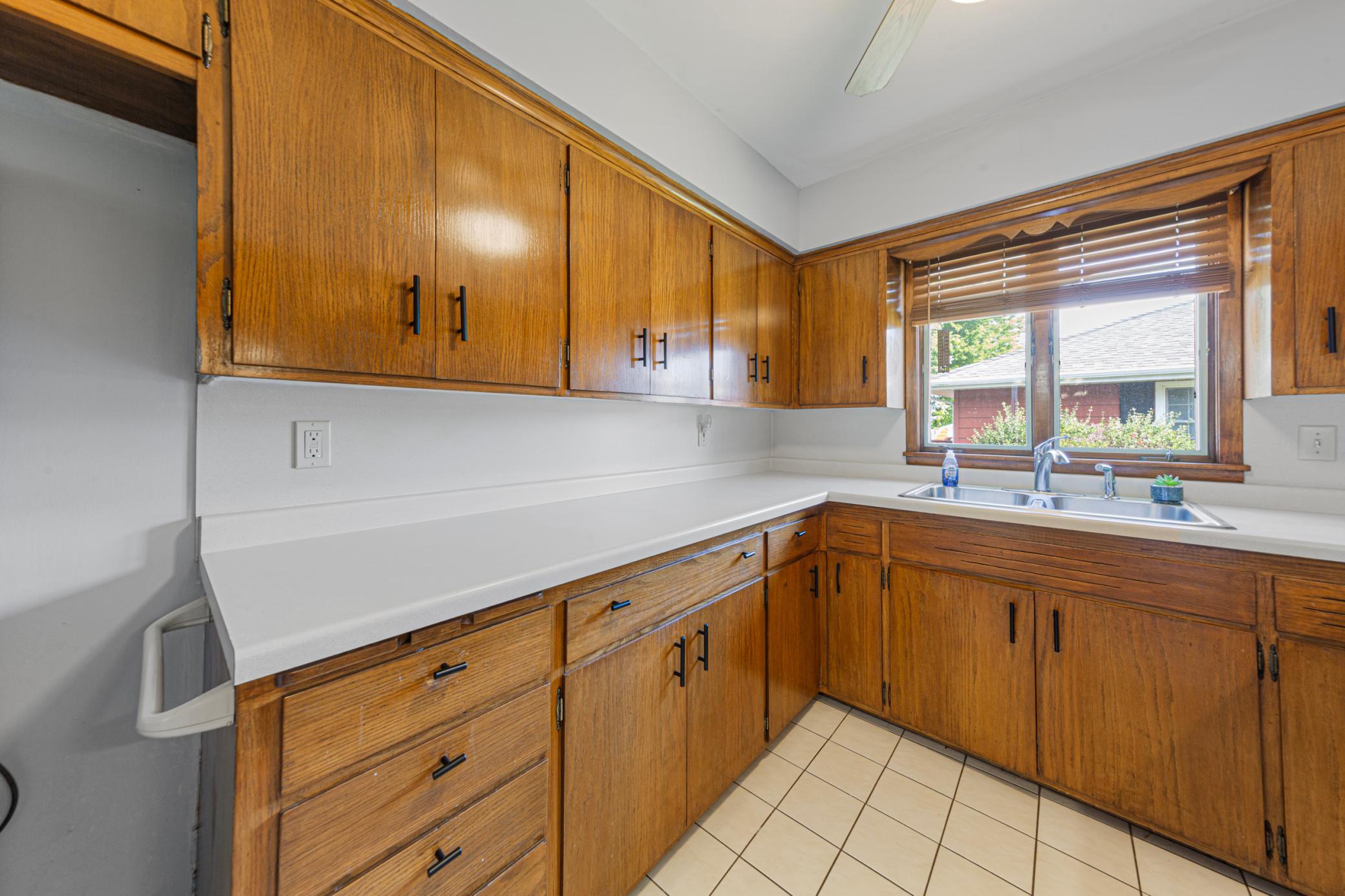 19 kitchen.jpg