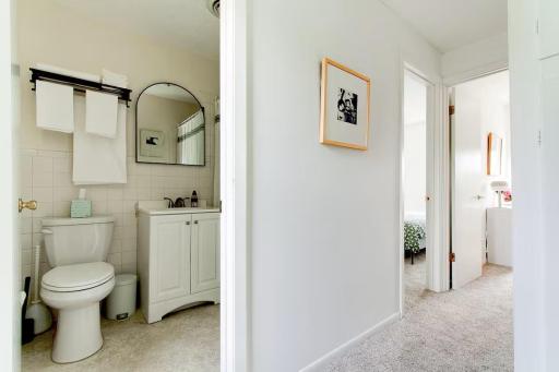 104 Linden St S Upper Level Full Bathroom.jpg