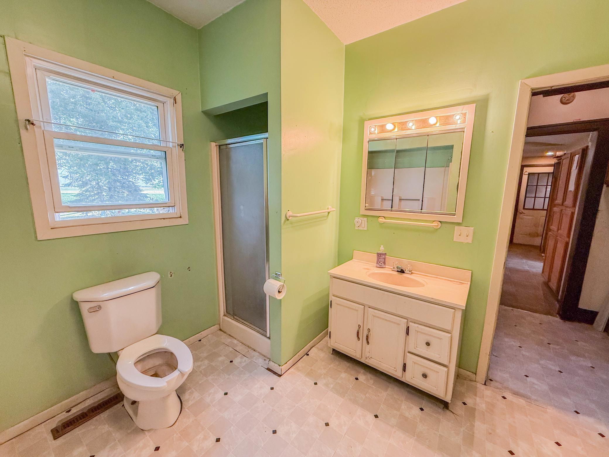 Full Bath & Laundry - Main Floor