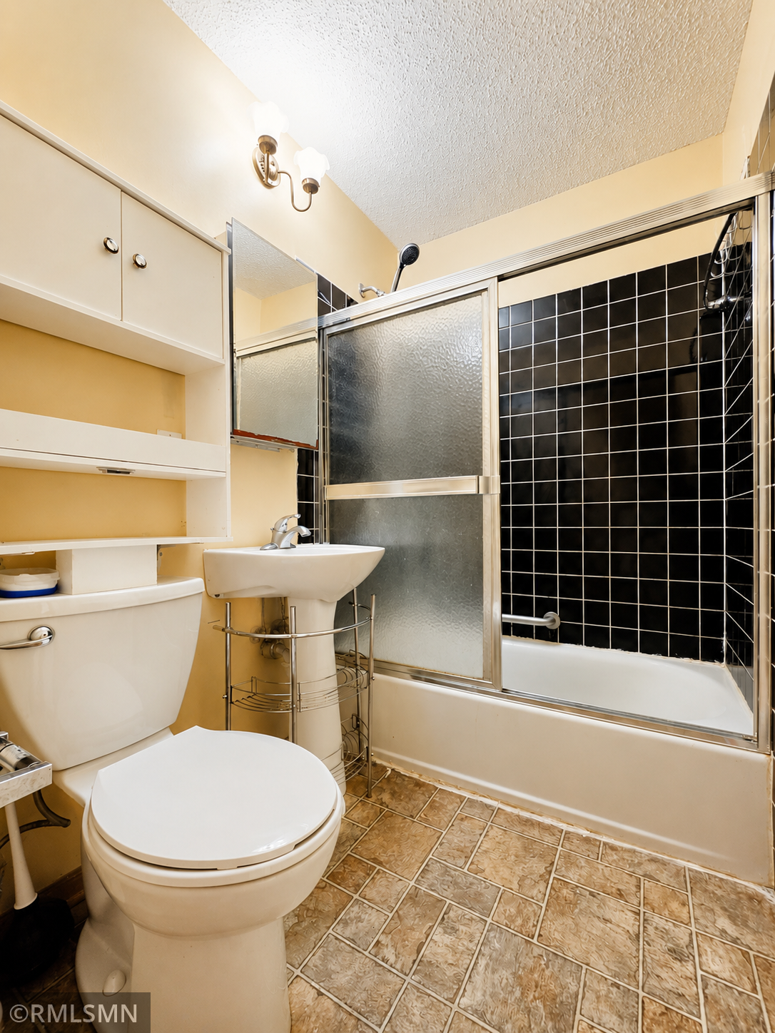 06_Main bathroom.PNG