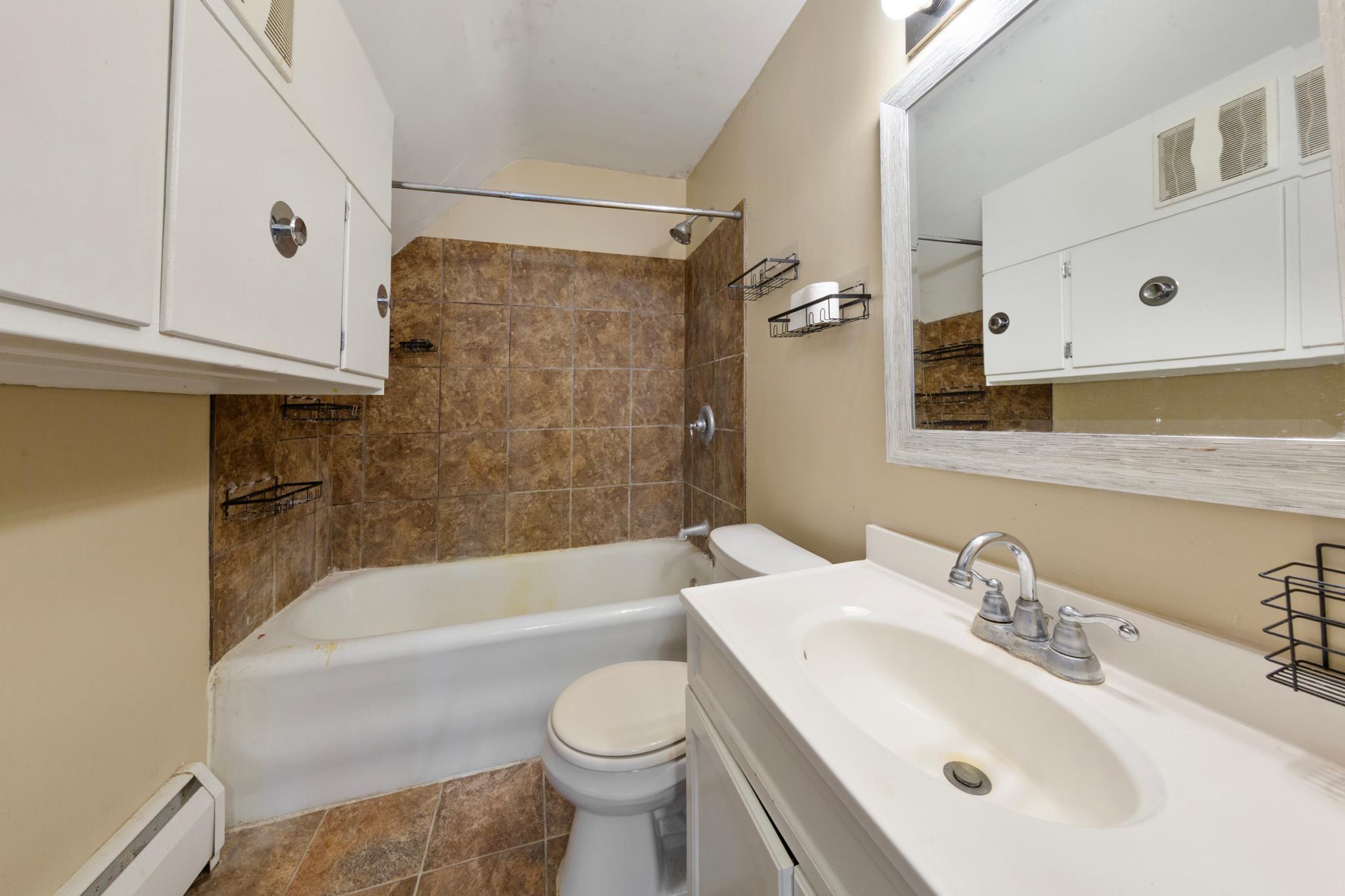 31_27 bathroom.jpg